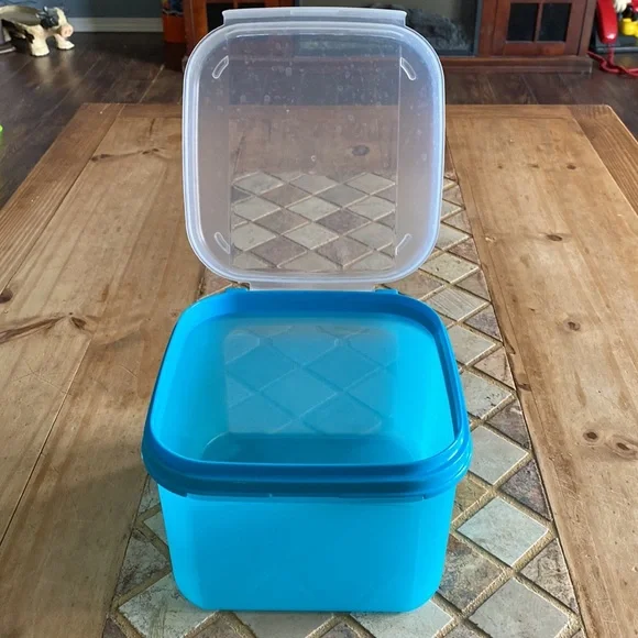 Tupperware Container 11 Cups in Size🥰🥰 - Picture 3 of 4